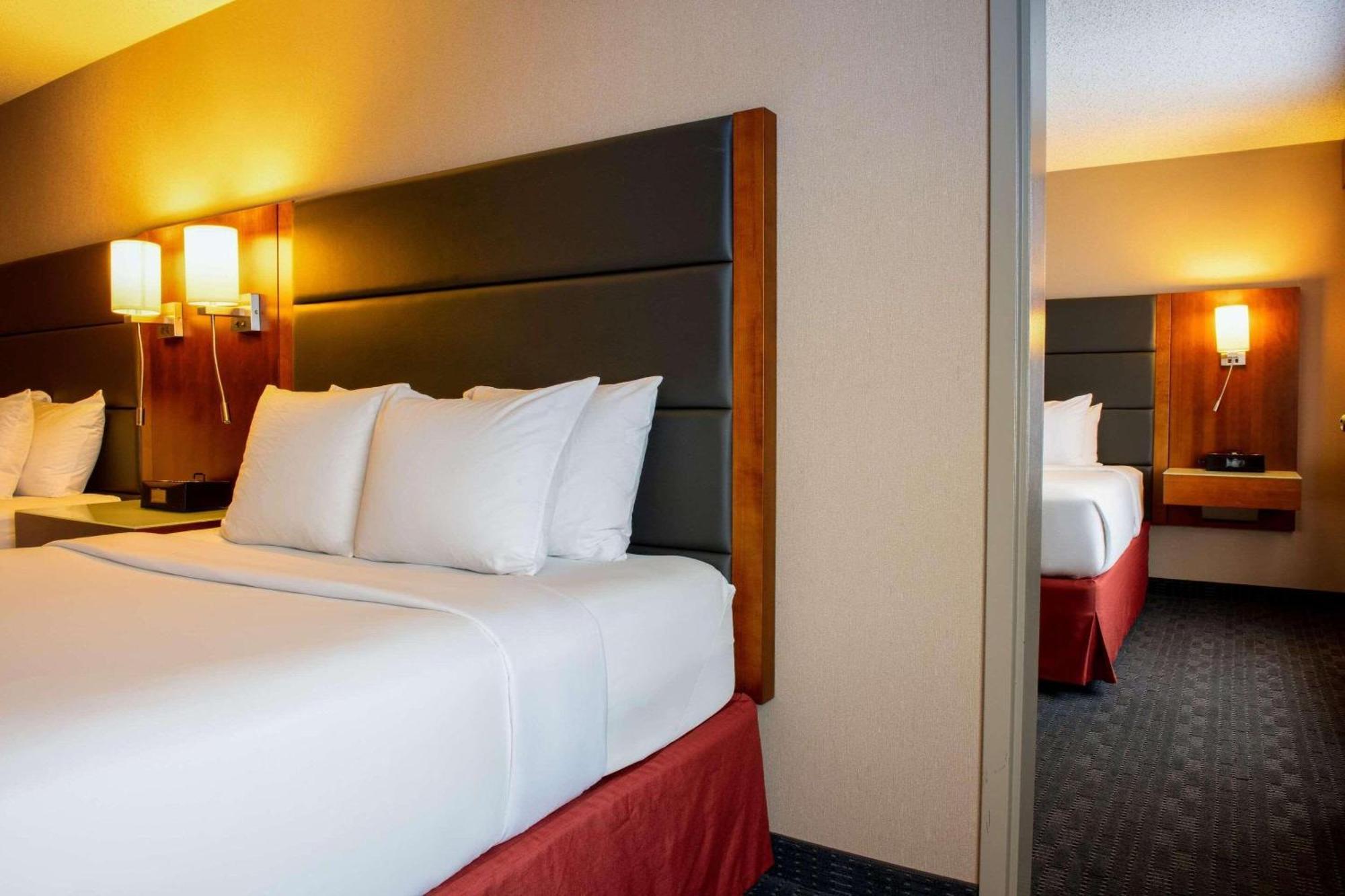 Radisson Hotel & Suites Fort Mcmurray Kültér fotó